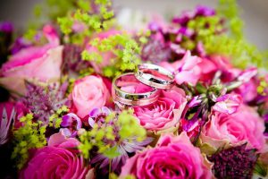 花と結婚指輪