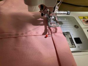 スカートドレスの裾を縫う